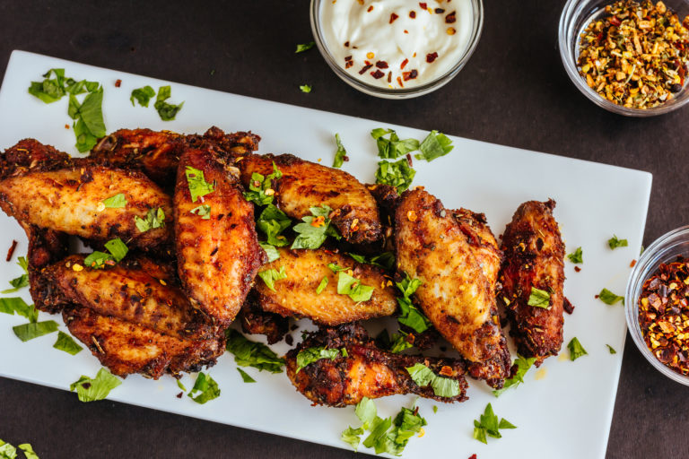 plate of seasoned chicken wings
